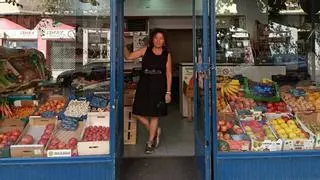 Carmen, una de las fruteras más conocidas de Las Fuentes: "Antes todo eran comercios, pero con los macrocentros comerciales han desaparecido"