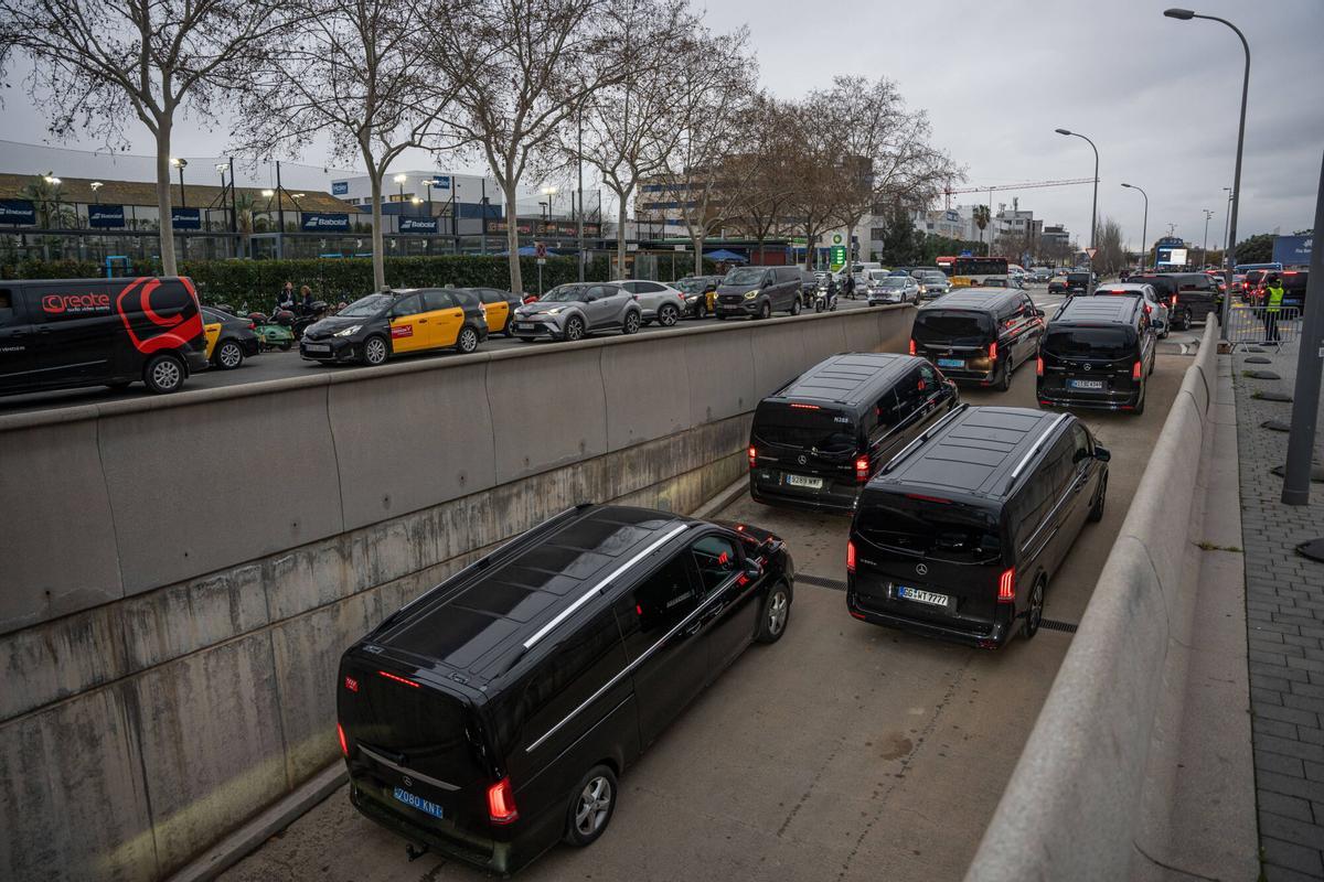 Barcelona. 03/03/2025. Barcelona. Congresistas usan taxis y VTC para ir al Mobile World Congress y volver a su punto de origen. AUTOR: Marc Asensio Barcelona, Catalunya, España, transporte, taxi, VTC, Mobile World Congress, congresistas, testimonio