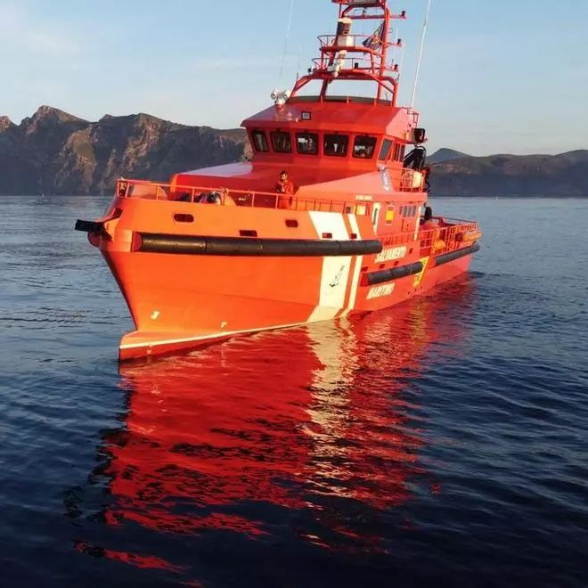 Rescatan dos neumáticas con 105 personas a bordo a unos 68,5 kilómetros de Lanzarote