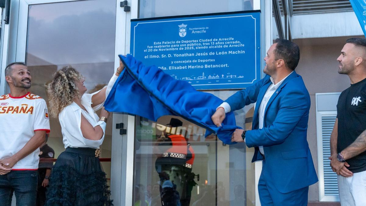 El olímpico arrecifeño José Carlos Hernández  y el luchador de la UFC, Hecher Sosa, acompañan al alcalde y la concejala de Deportes en el descubrimiento de la placa de reapertura .
