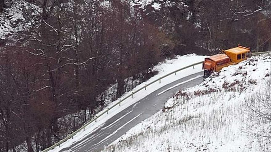 Una quitanieves sube por la carretera AS-264, Poncebos-Sotres.