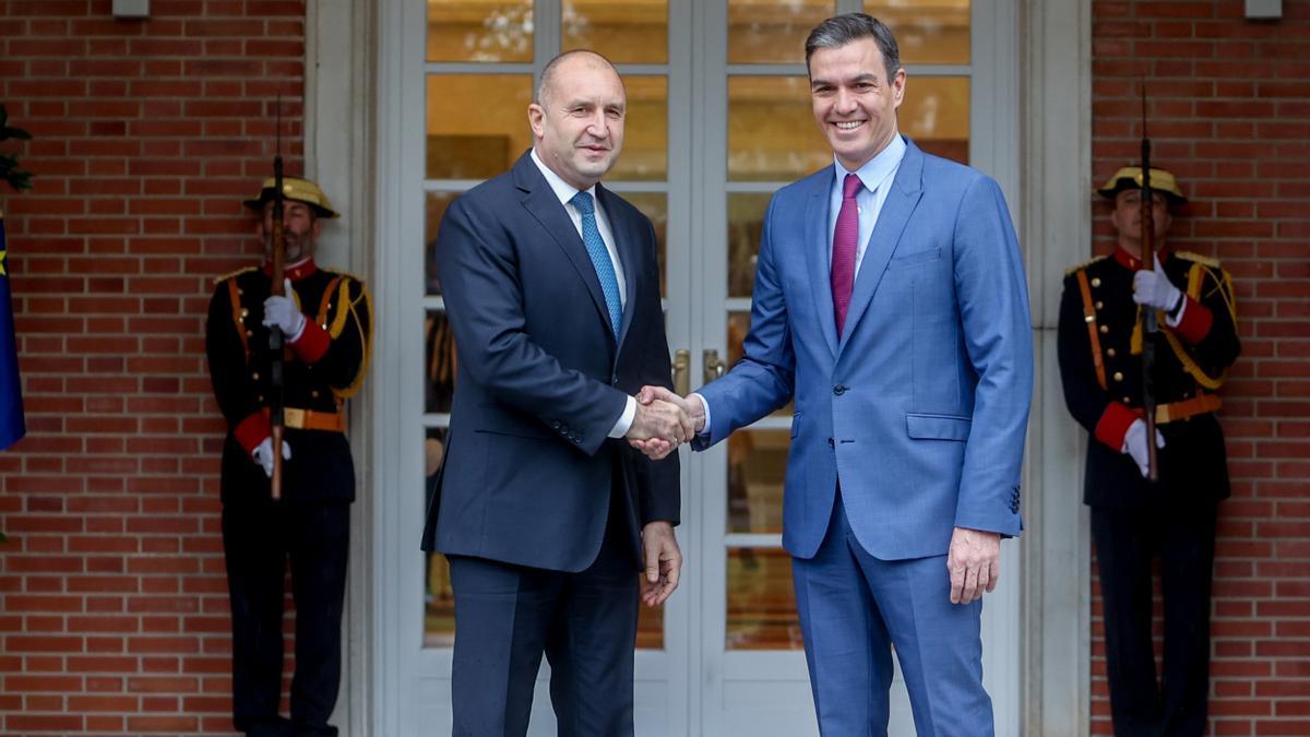 El presidente del Gobierno, Pedro Sánchez (d), recibe al presidente de Bulgaria, Rumen Radev.