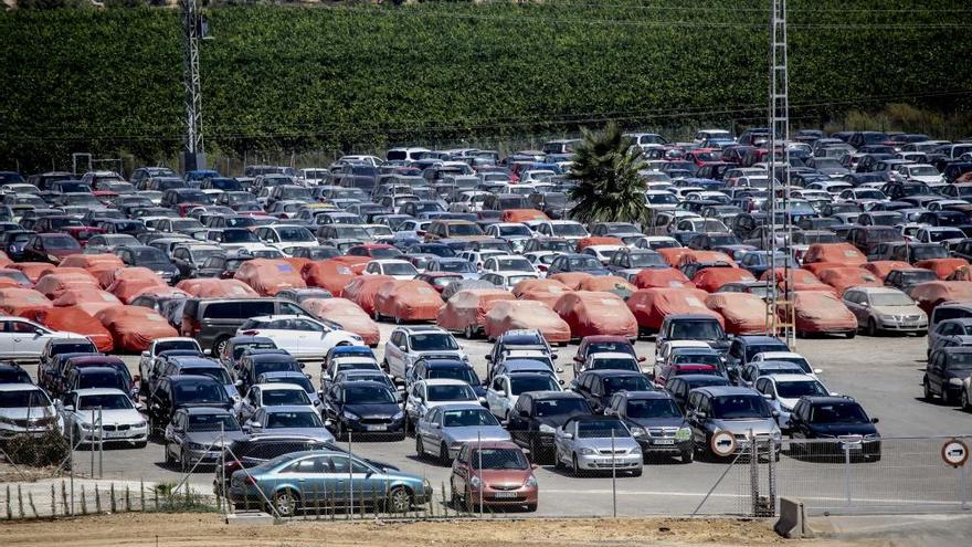 Un Batmóvil, entre los coches &quot;olvidados&quot; en el aeropuerto de Alicante