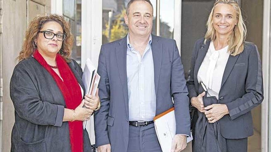 María José Aguiló, Gabriel Llobera y María Frontera, ayer antes de la asamblea.