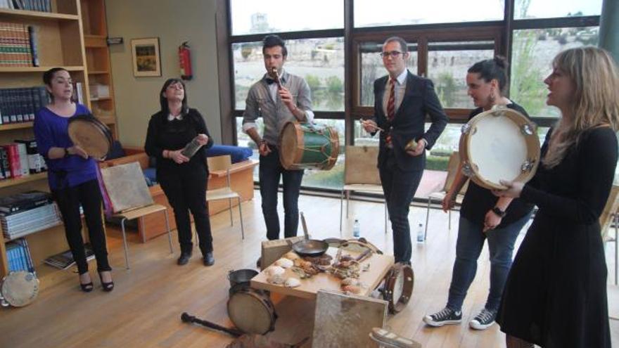 Los integrantes de Ringorrango en una actuación en la biblioteca de la Fundación Afonso Henriques.