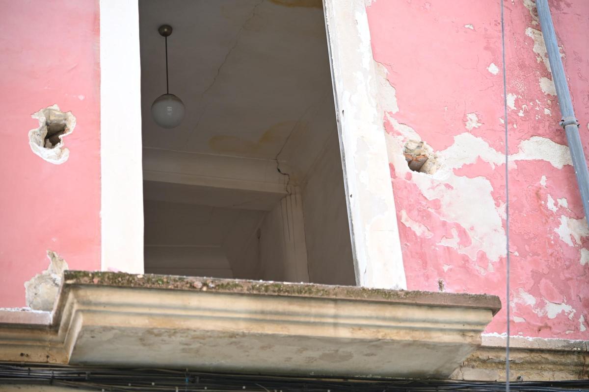 Las grietas interiores se observan en esta imagen del edificio de la Banca Peral, en Elche