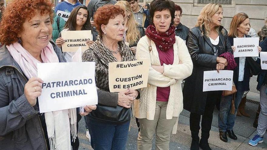 Concentración en Pontevedra contra la violencia de género. // R. Vázquez