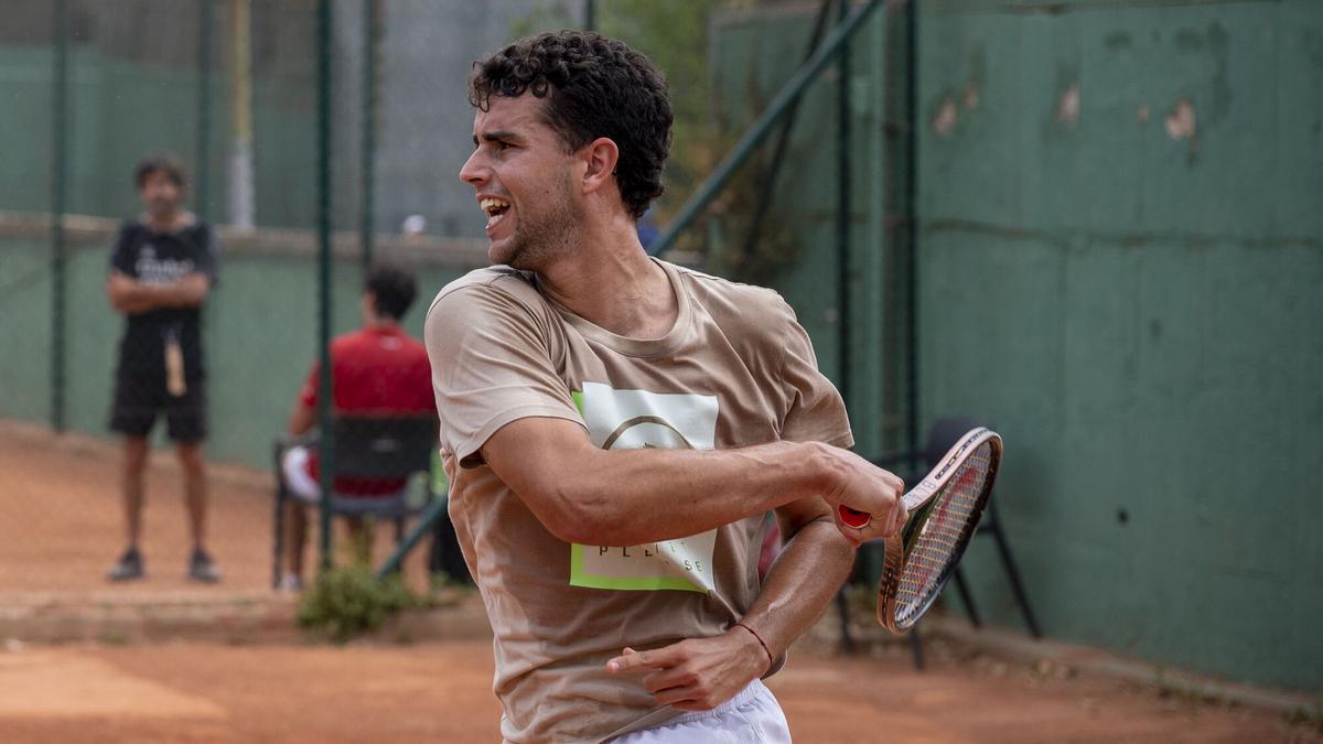 Barcelona. 05.06.2025. Deportes. El joven tenista Pol Martín Tiffon, mejor catalán en la clasificación de la ATP, finalizando su golpe de derecha durante un entrenamiento en las pistas del CT Hispano Francés. Fotografía de Jordi Cotrina