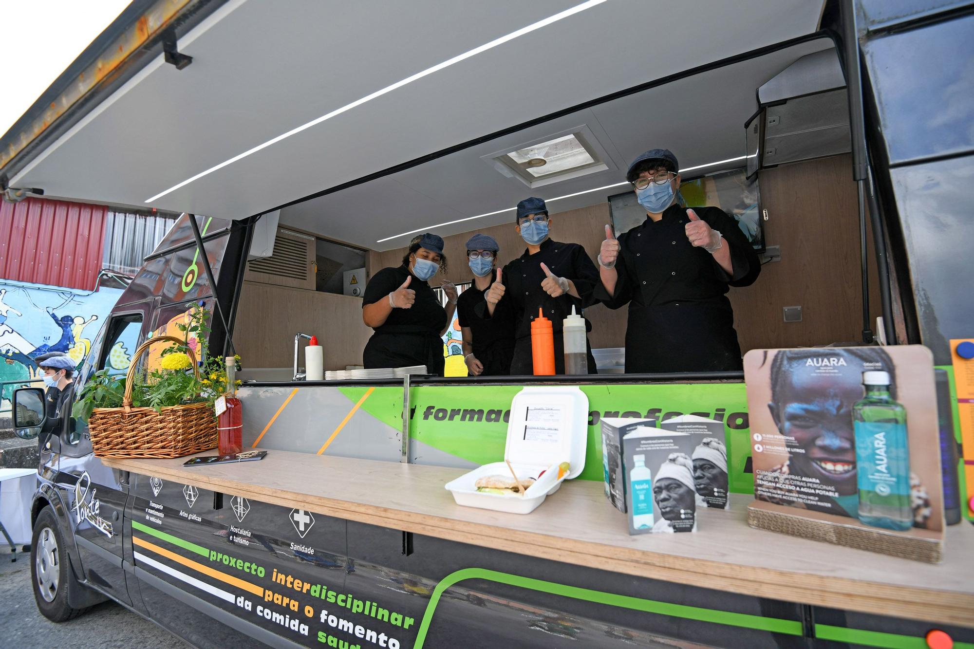 La "food track" del CIFP Carlos Oroza lleva sus menús equilibrados a los alumnos del Campolongo