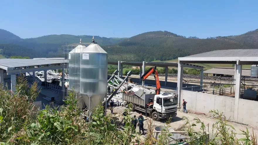Al menos tres fallecidos y tres heridos tras colapsar una nave agrícola en obras en Asturias