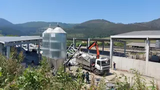 Tres fallecidos y tres heridos tras colapsar una nave agrícola en obras en Coaña: "Se escuchó el estruendo a 300 metros"