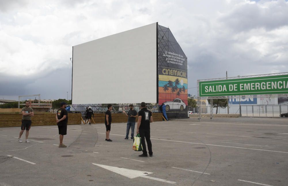 Montaje del nuevo autocine en Alicante, Cinemacar
