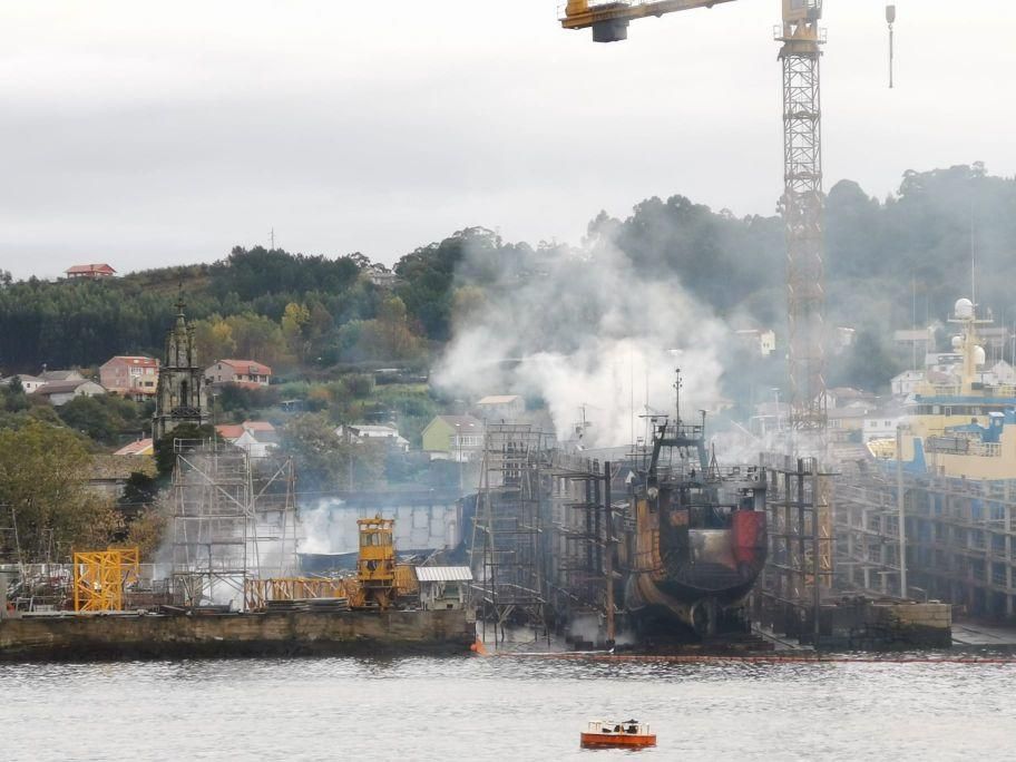 Las imágenes del incendio industrial en el astillero de Placeres. // S. Álvarez | FdV