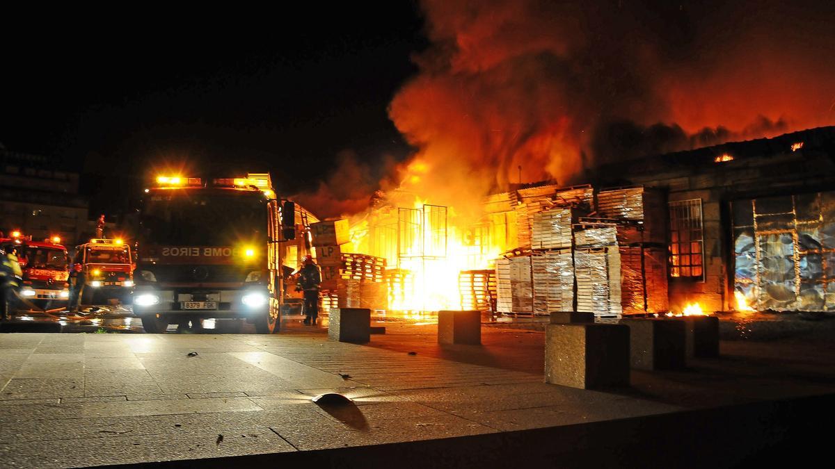 El incendio de la madrugada del 18 de diciembre de 2011 en la fábrica de Lago Paganini en Ojea, en Cangas.
