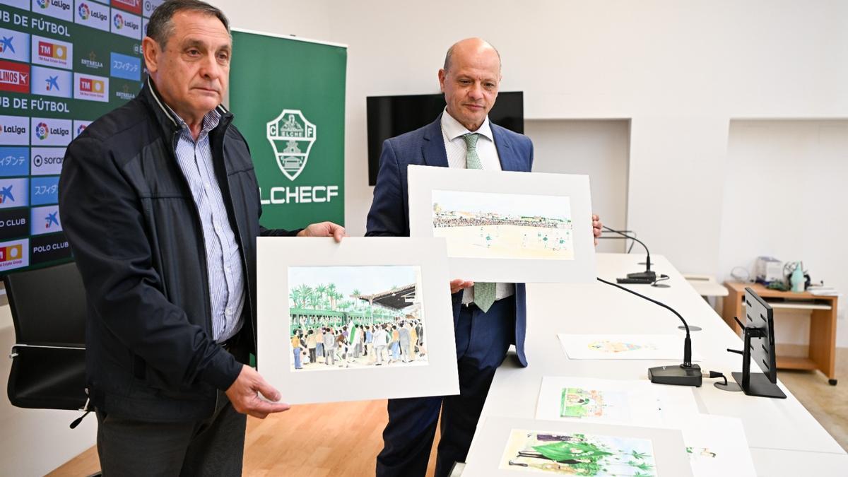 El artista ilicitano Antonio Ródenas y el presidente del Elche, Joaquín Buitrago, con dos de las láminas