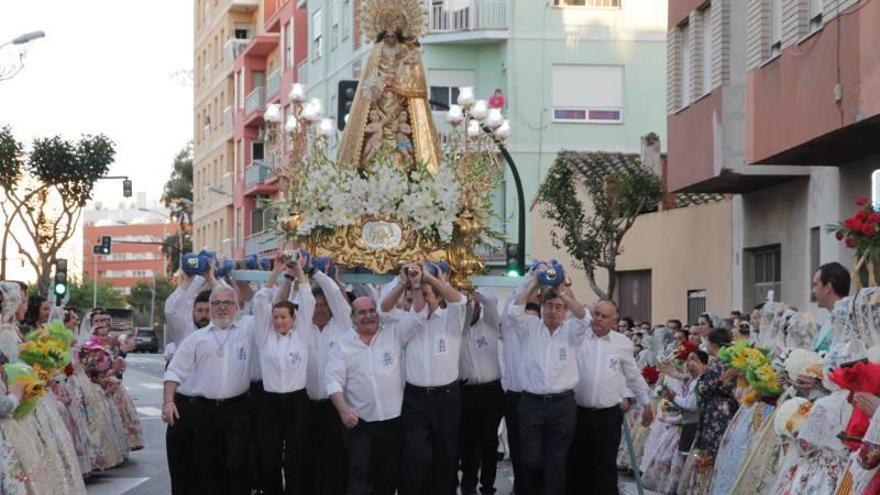 Burriana rinde honores con devoción y lluvia de pétalos a la ‘Geperudeta’