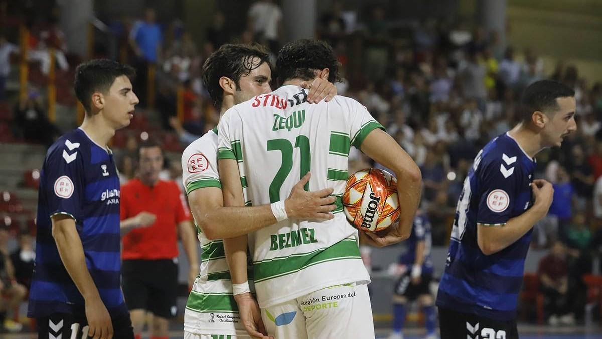 Del Moral y Zequi celebran un gol del Córdoba Futsal ante el Betis Futsal en la primera vuelta.