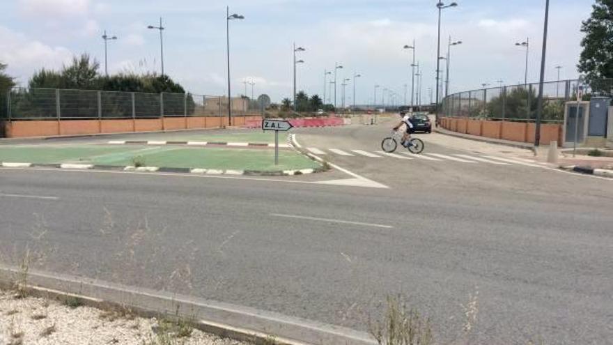 un carril bici que aspira a bulevar verde.El tramo inicial del carril-bici a la altura de l&#039;Oceanogràfic. f levante-emv El carril-bici a su paso por la ZAL. f Levante-EMV La pasarela peatonal de la Punta, un duro obstáculo en la ruta f Levante-EMV Ciclistas circulando por fuera del estrecho carril segregado del Saler