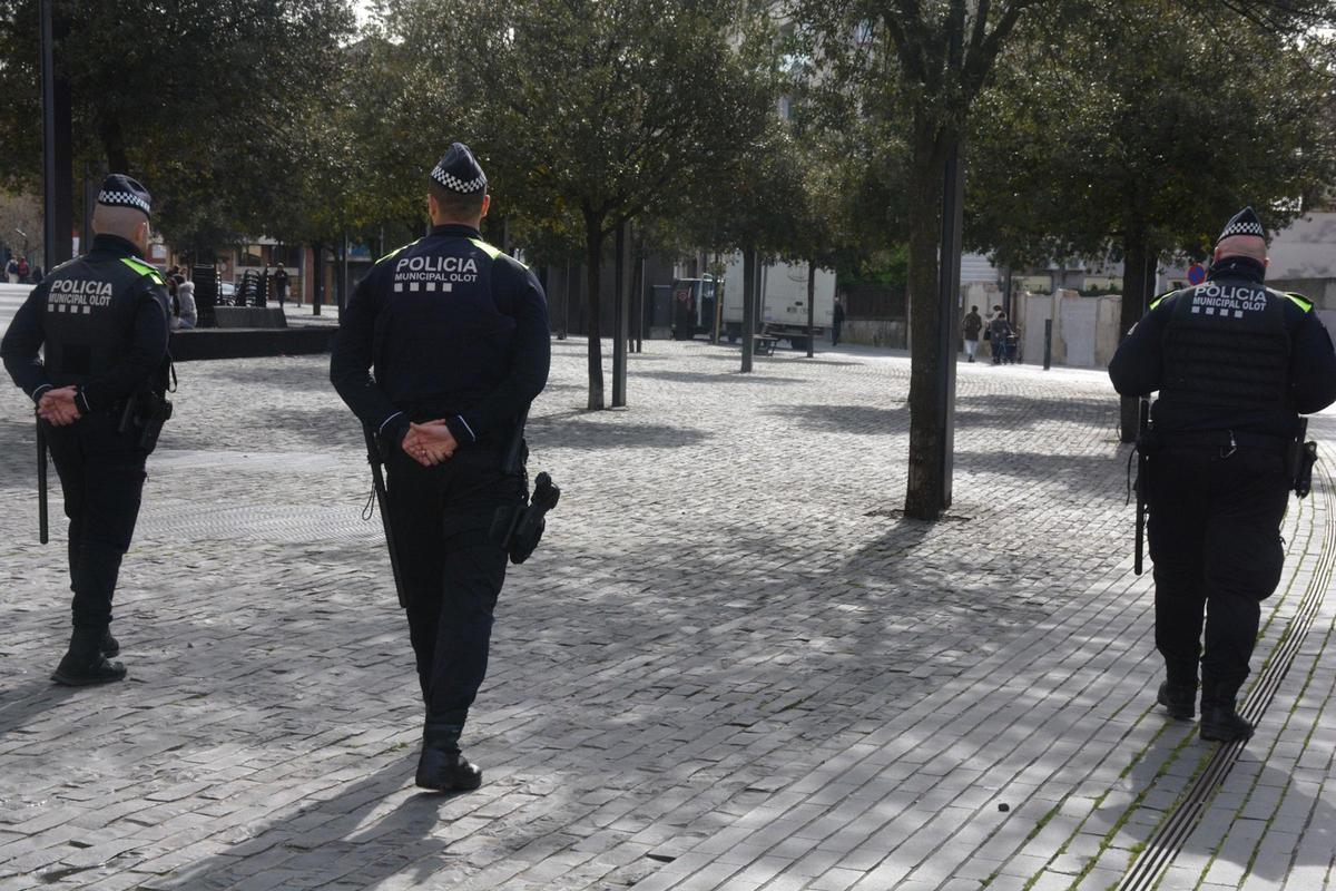 Tres policies d'Olot a la capital de la Garrotxa