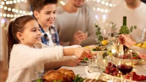 Dos niños, en una comida de Navidad.