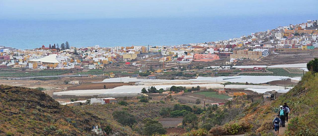 Parte de la ruta en el inicio del descenso a la vertiente norte. | AV