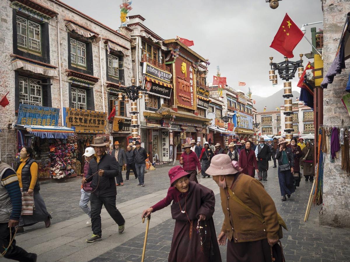La calle Bakuo, en el casco antiguo de Lhasa