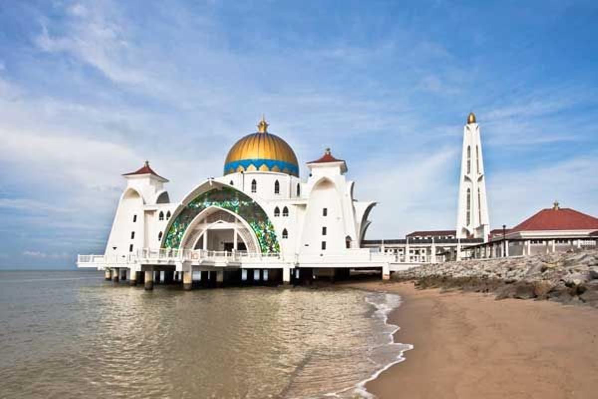 Mezquita de la ciudad de Melaka sobre el mar.