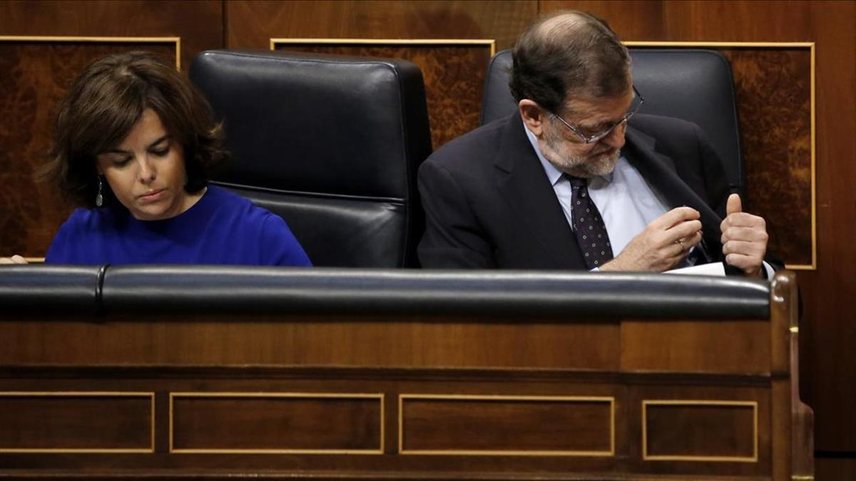Soraya Sáenz de Santamaría y Mariano Rajoy, este miércoles en el Congreso.