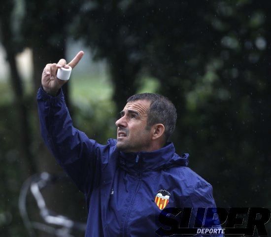 La plantilla entrena bajo la lluvia con el 'shock'