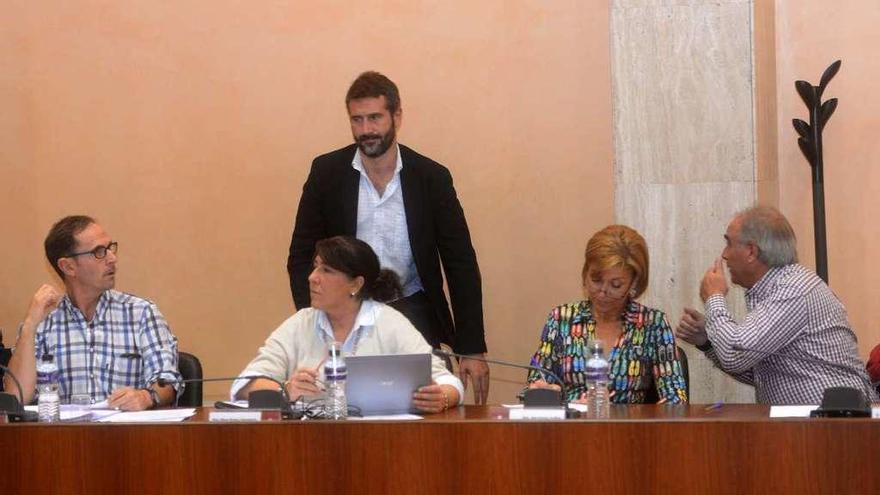 El alcalde Alberto Varela pasa junto a la bancada del Partido Popular en el salón de plenos. // Noé Parga