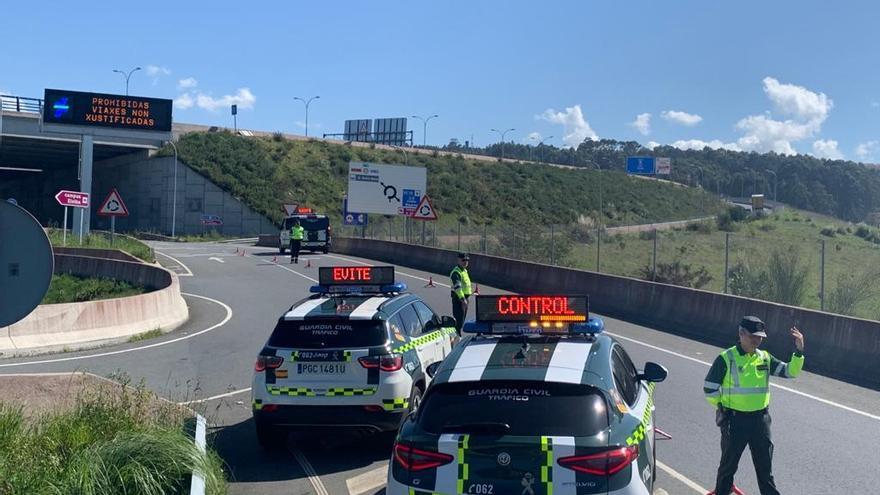 Tráfico denuncia cada día a 120 conductores por infringir el estado de alarma en Galicia
