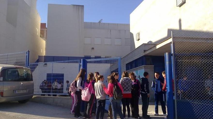 Un grupo de alumnos, en la entrada del instituto de Benamocarra.