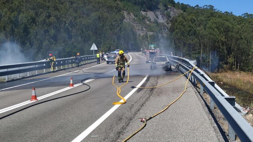 El incendio de un coche obliga a desviar el tráfico en el Corredor de O Morrazo