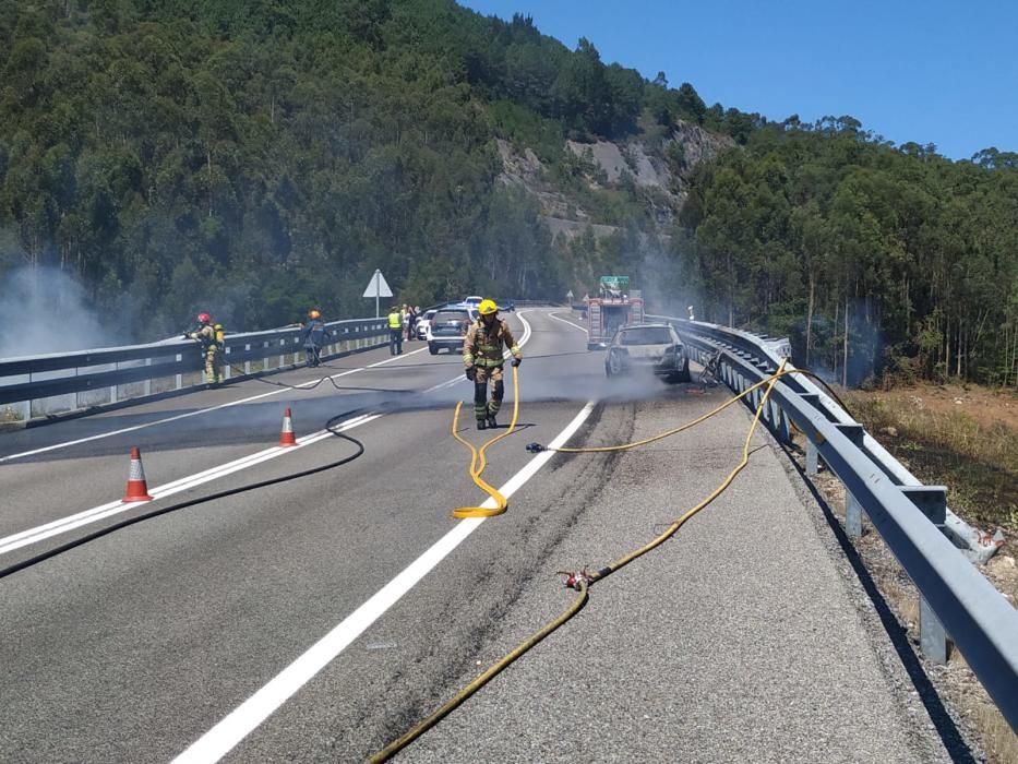 El incendio de un coche obliga a desviar el tráfico en el Corredor de O Morrazo