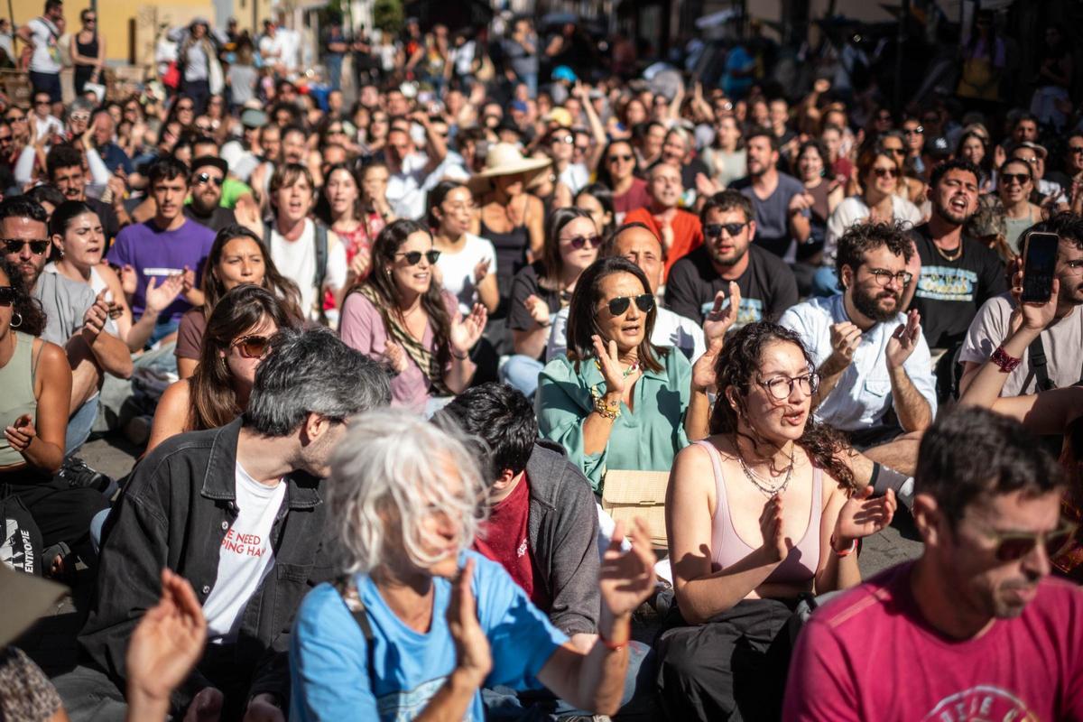 Sentada frente a la casa de Fernando Clavijo