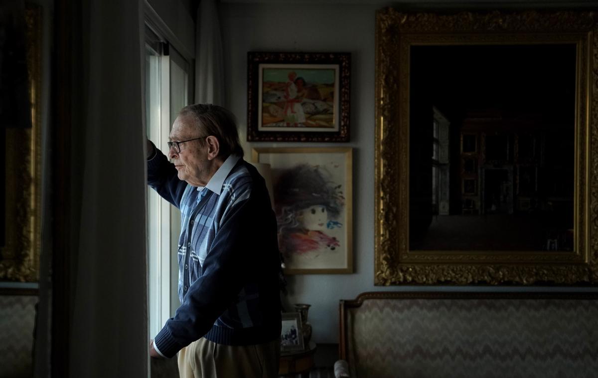 Ramón Tamames vive en el salón de su casa rodeado de retratos de Pío Baroja, Picasso o Miguel Hernández
