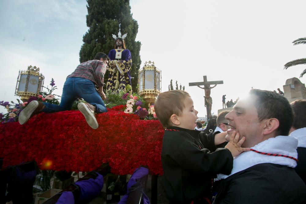 Miles de personas sienten la Semana Santa de cerca en el espectacular descenso por el Casco Antiguo