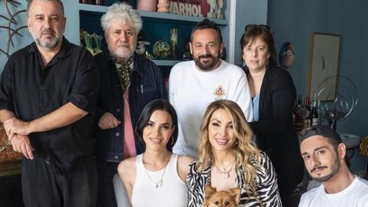 La malagueña junto a Almodóvar y parte del reparto