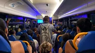 Viajar en guagua en Canarias se ha convertido en una prueba de resistencia