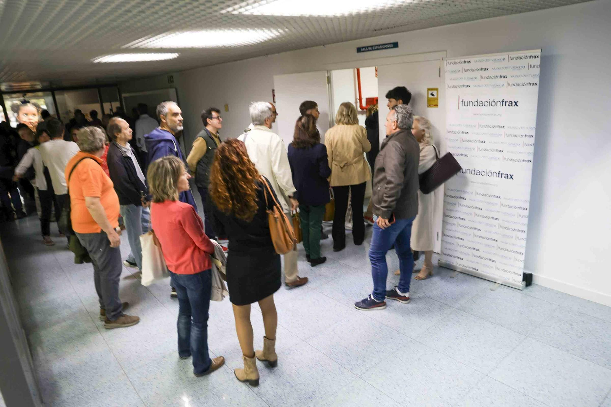 lleno total en la inauguración de INFotoperiodistas 2024,. un año de fotografía de prensa en Alicante