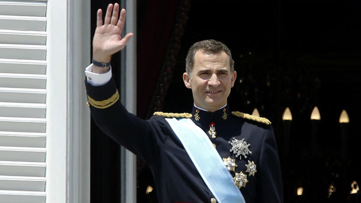 El rey Felipe VI saluda desde el balcón del Palacio Real de Madrid, el día de su proclamación.