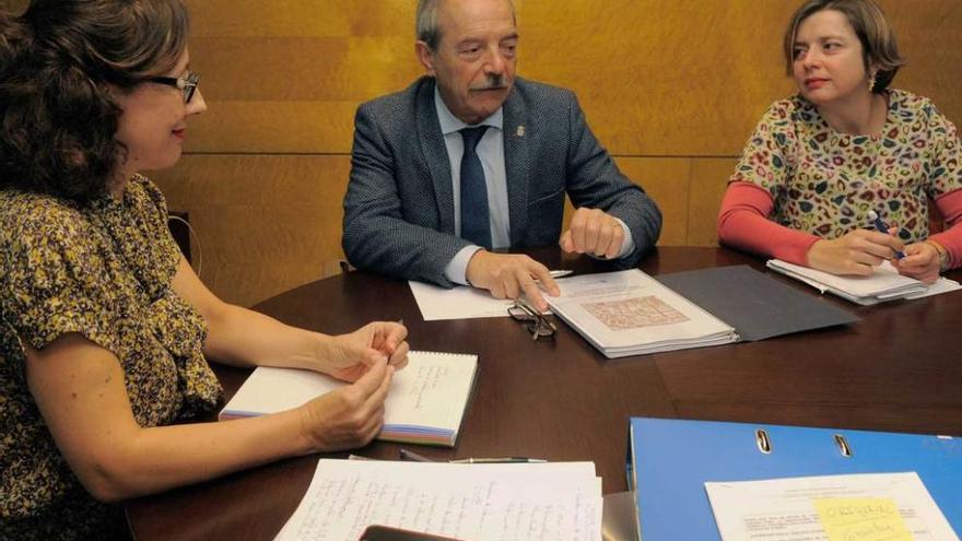 Por la izquierda, Belén Fernández, Wenceslao López y Ana Taboada, ayer, en la Consejería de Fomento.