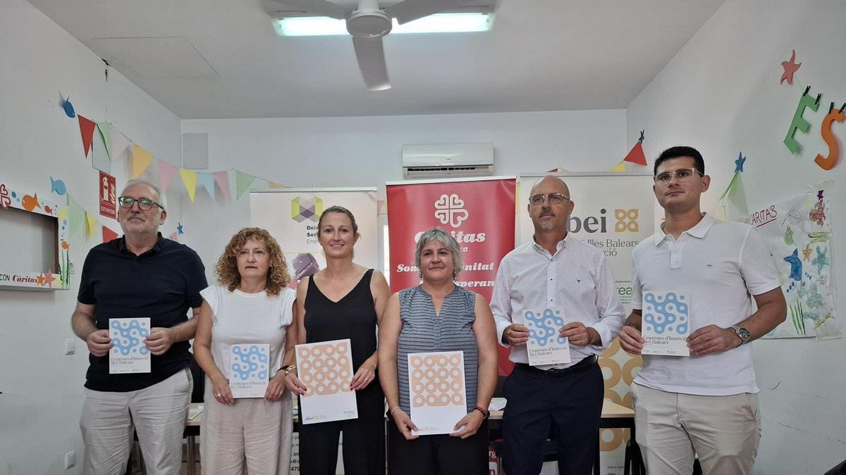 Los representantes de las empresas posando con Maria Antònia Sansó Jaume, directora general de Empresa, Autónomos y Comercio de la Conselleria de Empresa, Autónomos y Energía.