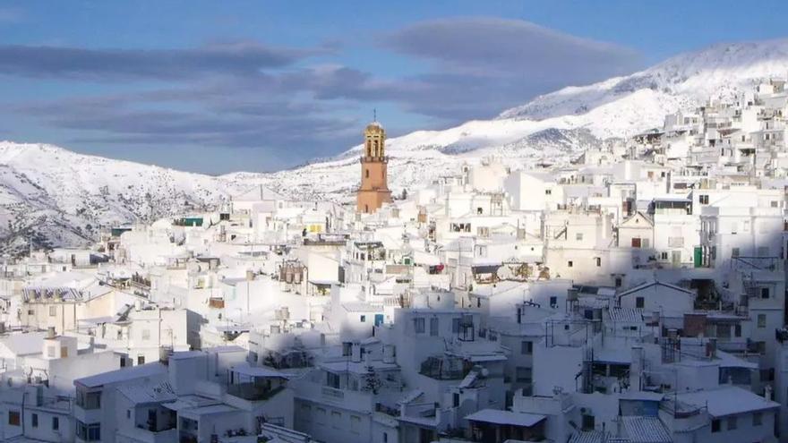 Así es el pueblo blanco de Málaga en mitad de la montaña perfecto para visitar en otoño: con la mejor gastronomía y los paisajes más fotogénicos