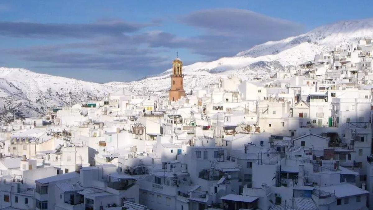 Así es el pueblo blanco de Málaga en mitad de la montaña perfecto para visitar en otoño con la mejor gastronomía de cuchara y los paisajes más fotogénicos  La Opinión