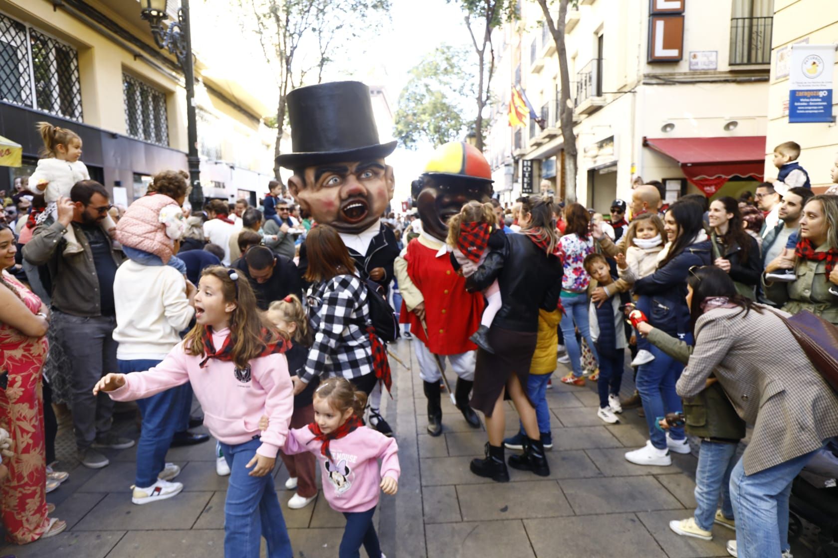 En imágenes | La comparsa de gigantes y cabezudos ilusionan a los más pequeños