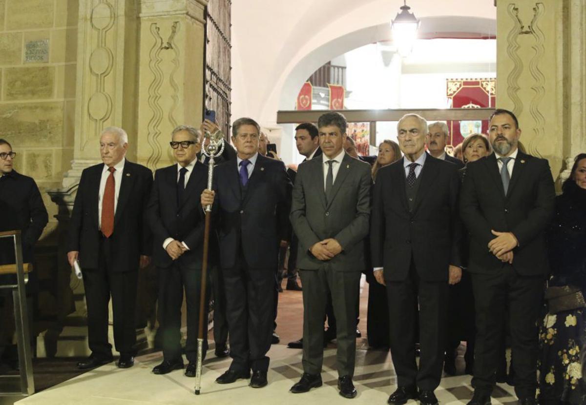 Francisco Criado, Salvador Fuentes, Federico Trillo, Rafael Llamas, Julio Padilla y Rafael Cabello, a las puertas del Salón Municipal San Juan de Dios. | ÁLVARO CARRASCO