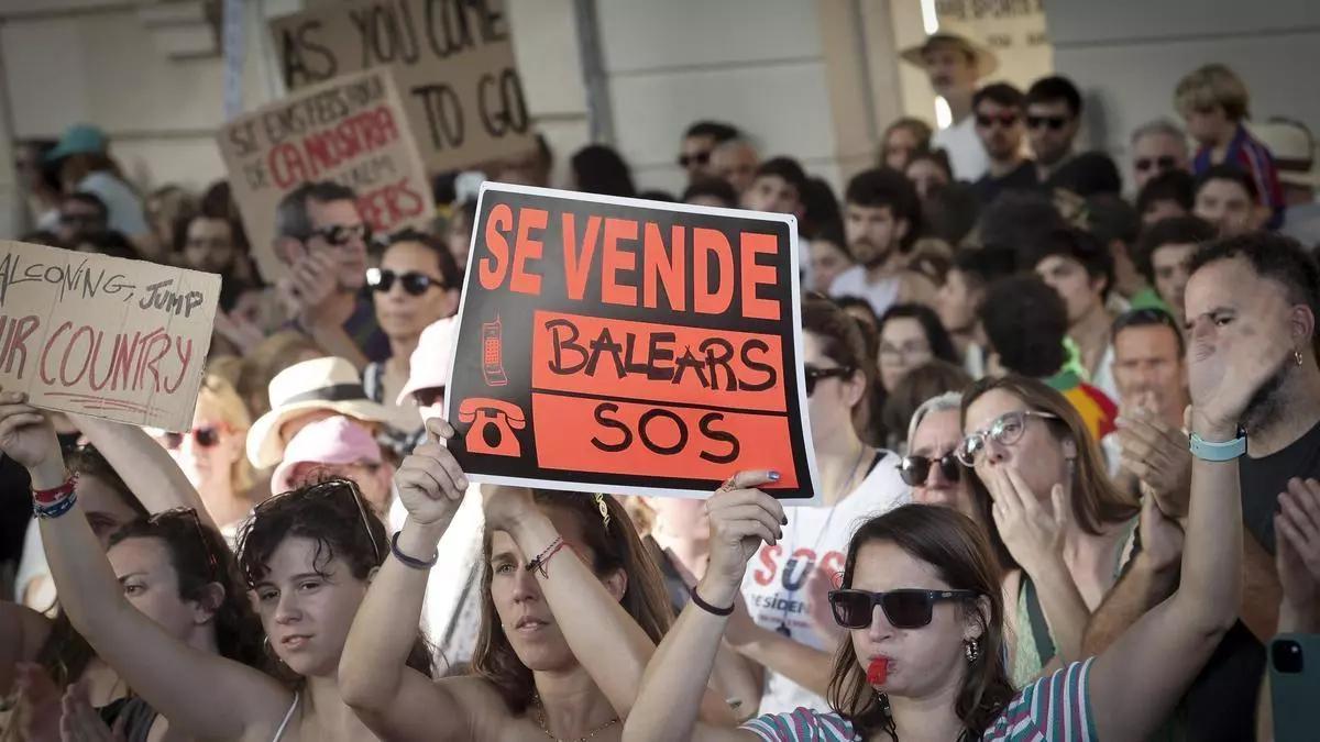 Una manifestación contra el precio de la vivienda llena de jóvenes.