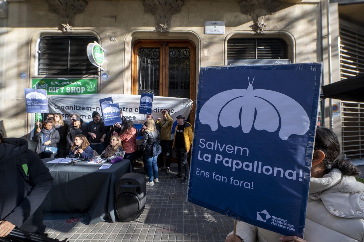 Rueda prensa frente al bloque de pisos ‘Bloc Papallona’.