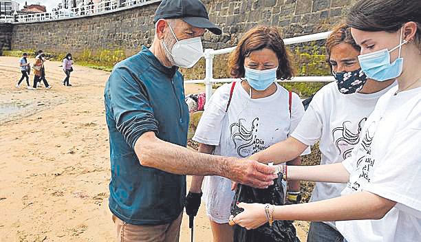 Recogida de plásticos en la playa de San Lorenzo